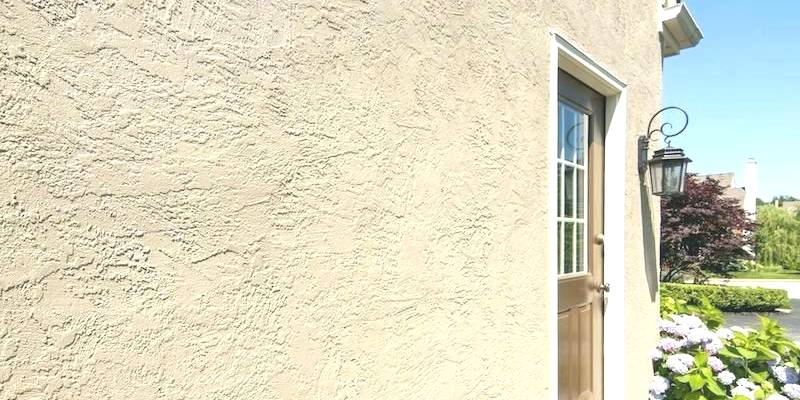 buitenmuur bezetten met minerale pleister